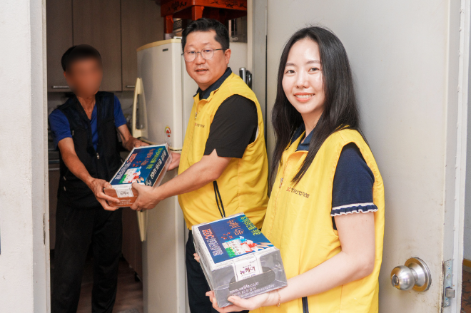 지난 26일 송충근 HDC 도시정비수주팀장(사진 오른쪽 두 번째)이 송파구 1인 고립 가구 주민에게 생활 지원 물품을 전달헀다. ⓒ HDC현대산업개발