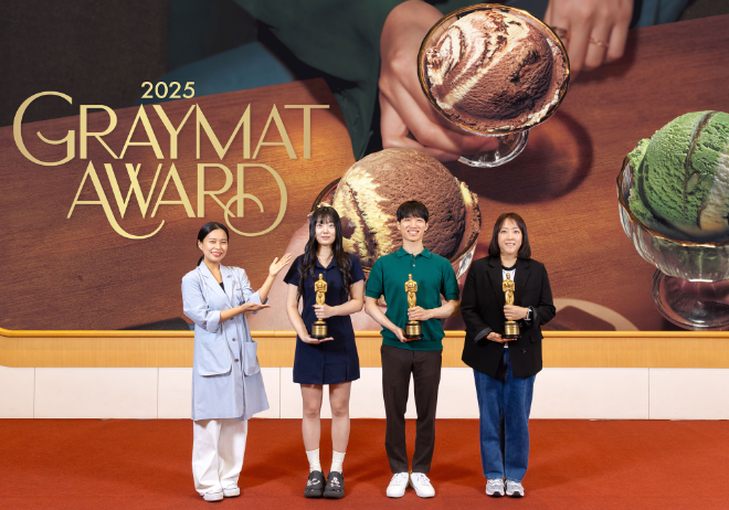 지난 26일 ‘워크샵 by 배스킨라빈스’에서 열린 10월 이달의 맛 언텁쇼 ‘그래이맛 어워드’에서 수상자들이 브랜드 스토리텔러 ‘닥터’와 함께 기념촬영을 하고 있다. 사진 왼쪽부터 워크샵 닥터, 2등, 1등, 3등 수상자. ⓒ 배스킨라빈스