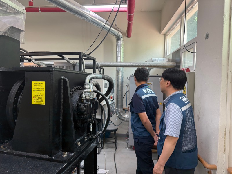 안전보건공단 경남동부지사(지사장 심연섭)는 29일 추석 명절을 맞아 지역 내 사회복지시설을 대상으로 안전점검 활동을 실시했다./안전보건공단 경남동부지사