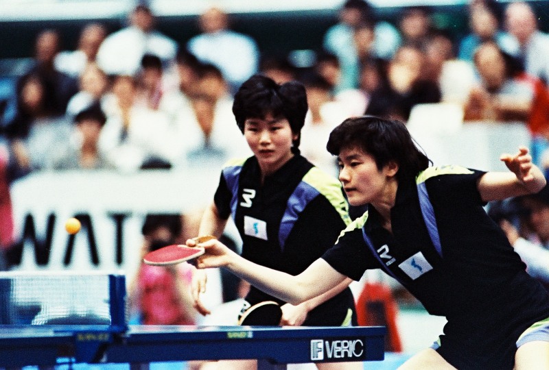 1991년 일본 지자 세계탁구선수권대회 여자 단체전서 북한 이분희, 남한 현정화 복식조 모습