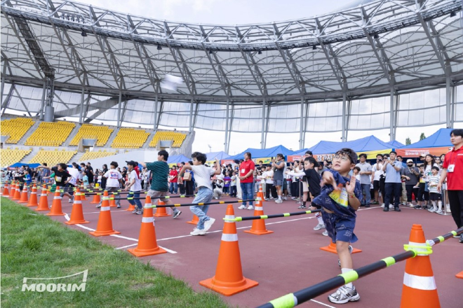 지난 9월 27일 경남 진주시 진주종합경기장 주경기장에서 열린 ‘2025 제6회 무림페이퍼 KOREAN CUP 종이비행기대회’에서 참가 선수들이 종이비행기를 힘차게 날리고 있다. 역동적인 동작과 집중력 있는 시선이 대회의 뜨거운 현장 분위기를 고스란히 전한다./사진제공=무림페이퍼