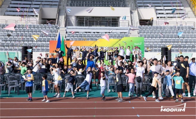 ‘2025 제6회 무림페이퍼 KOREAN CUP 종이비행기대회’ 개회식에서 참가자들이 종이비행기를 하늘 높이 날리며 세리머니를 펼치고 있다. 국내 최대 규모의 공식 종이비행기대회인 이번 대회에는 수천 명의 가족 관람객과 종이비행기 마니아들이 함께하며 성황을 이뤘다./사진제공=무림페이퍼