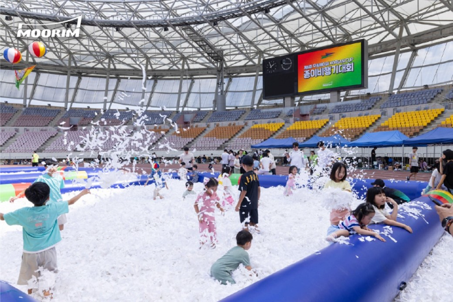 매해 시그니처 체험으로 운영되는 ‘무해한 페이퍼 Pool’에서 아이들이 깨끗하고 안전한 종이를 활용해 즐거운 시간을 보내고 있다. 무림페이퍼의 친환경 종이를 활용한 차별화된 체험 프로그램들이 참가 가족들에게 특별한 하루를 선물했다./사진제공=무림페이퍼