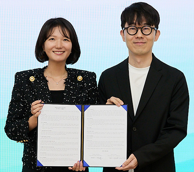 넥슨코리아 강대현 대표(오른쪽)와 네이버 최수연 대표가 기념촬영을 진행하고 있다. 사진 제공 : 넥슨
