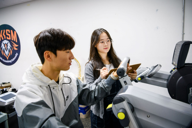 가톨릭관동대 트리니티융합대학 스포츠재활의학전공 학생들이 실습하는 모습. (사진제공=가톨릭관동대학교)