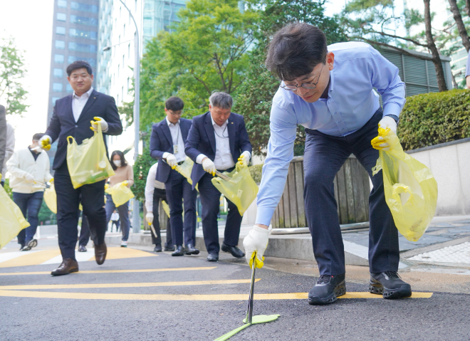 지난 29일 여의도 한강공원 일대에서 진행된 「임직원 플로깅 데이」에 참여한 KB금융지주 임직원이 환경 정화 활동을 하고 있다. ⓒ KB금융