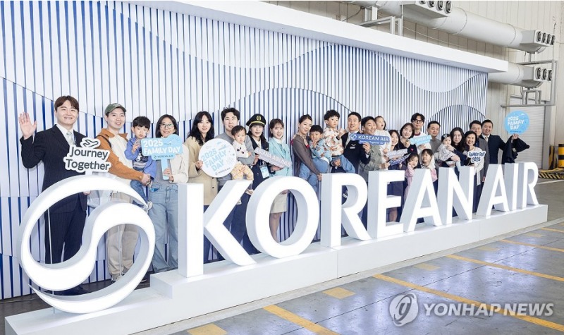 공정거래위원회는 30일 아시아나 마일리지를 통합법인 출법 후 10년간 사용할 수 있도록하는 방안을 공개하고 내달 13일까지 의견 청취를 한다고 밝혔다. 사진=대한항공, 연합뉴스