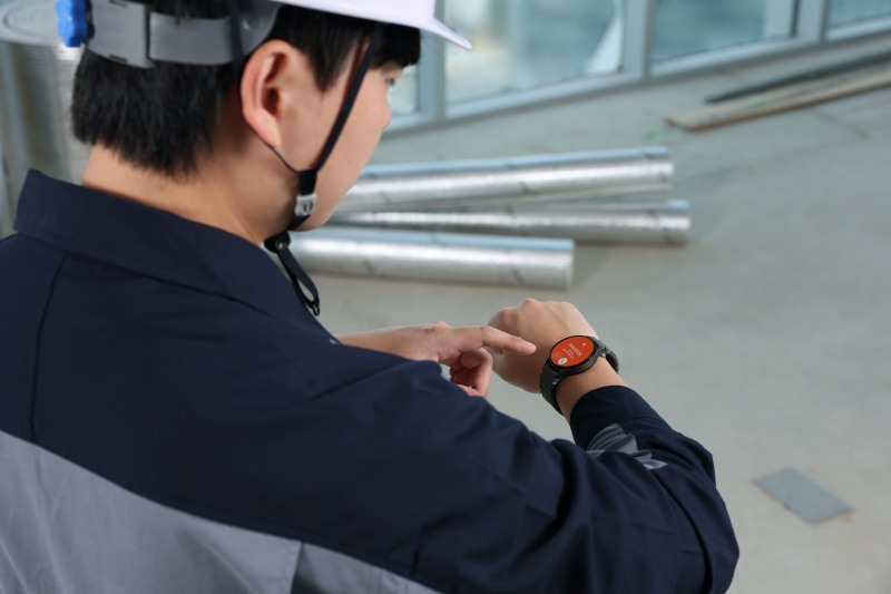 삼성전자 모델이 '스마트싱스 프로 안전 관리 솔루션(SmartThings Pro for Safety)'이 적용된 '갤럭시 워치' 알림을 확인하고 있다./삼성전자