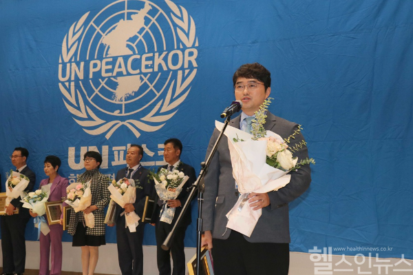 이창재 대웅제약 대표가 29일 UN피스코에서 주최한 2025년 SDGs 대상에서 ‘건강과 웰빙’ 부문 수상을 받고 있다. (사진 제공=대웅제약)