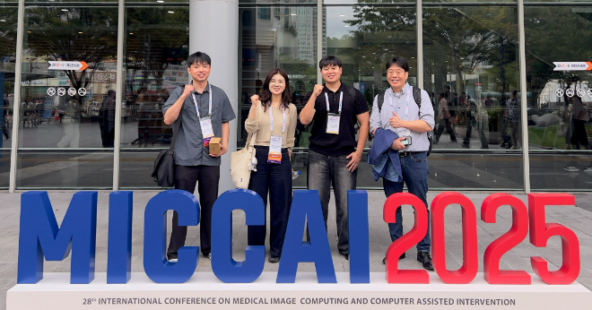 MICCAI 2025에서 연구 성과를 발표한 한동대 연구진. (사진제공=한동대)
