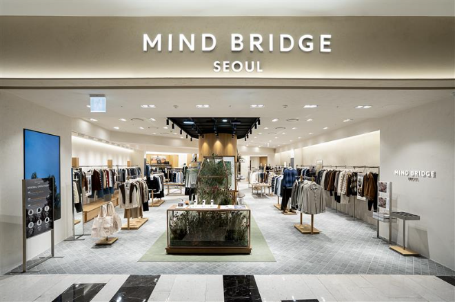 비즈니스 캐주얼 브랜드 마인드브릿지(MIND BRIDGE)가 여의도 IFC몰 L2층에 새로운 플래그십 스토어 ‘MIND BRIDGE SEOUL’을 오픈했다.
