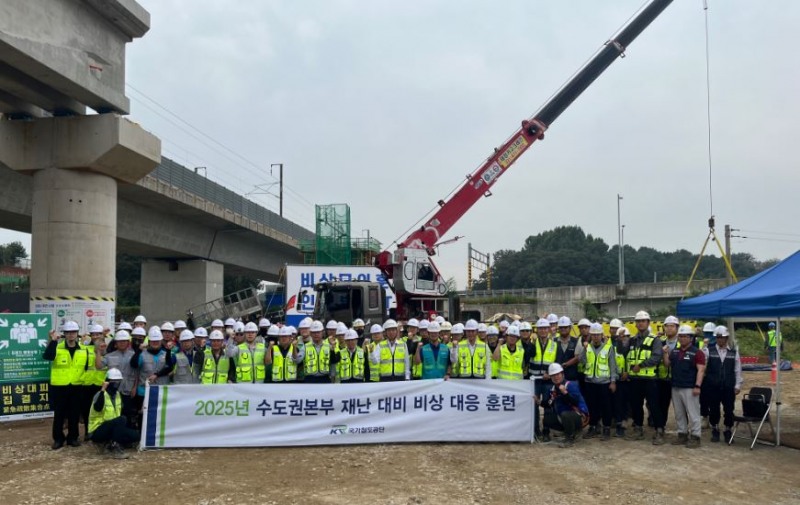 국가철도공단은 수도권본부가 30일 인천발 KTX 건설공사 현장에서 비상대응훈련을 실시 후 기념촬영을 하고 있다./국가철도공단 수도권본부