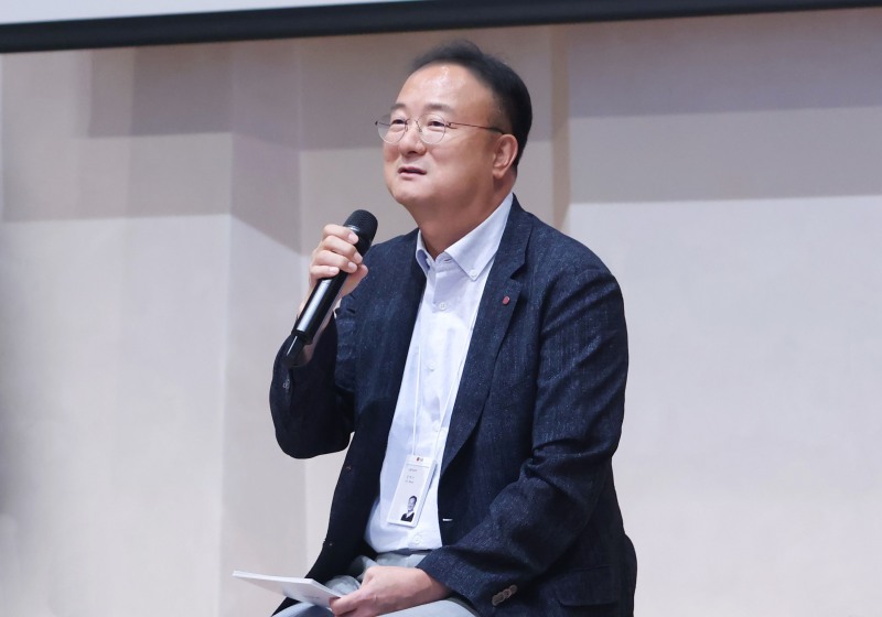 LG이노텍 문혁수 대표가 최근 열린 사업장 현장경영에서 임직원들에게 미래 신사업 계획에 대해 설명하고 있다./LG이노텍