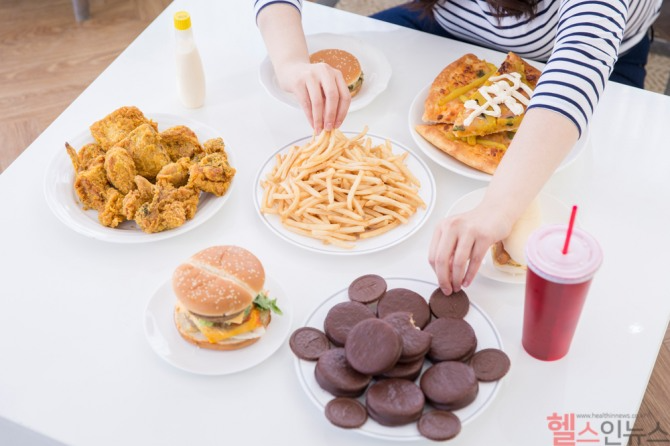 설태 제거는 과식을 막고 다이어트 성공에도 간접적으로 긍정적인 영향을 줄 수 있다 / 사진=클립아트코리아