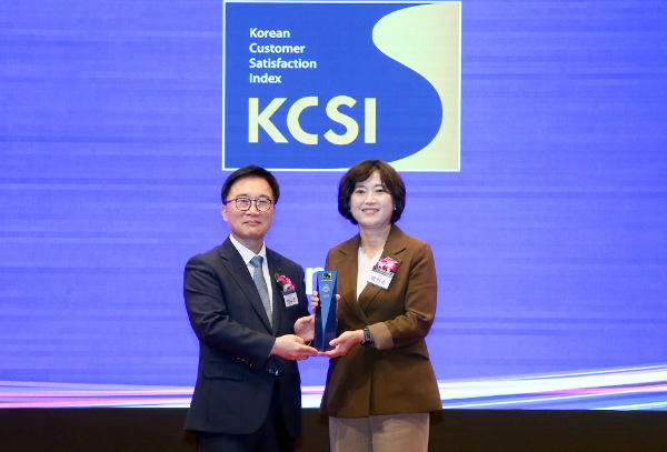 2025 한국산업의 고객만족도 수상식에서 박현주 신한은행 소비자보호그룹장(오른쪽)과 한수희 한국능률협회컨설팅 대표가 기념 촬영을 하고 있다. ⓒ신한은행