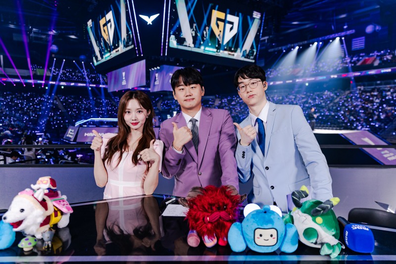 MBC 분석데스크서 활약한 윤수빈 아나운서-'쿠로' 이서행-'엄티' 엄성현(사진=라이엇 게임즈)