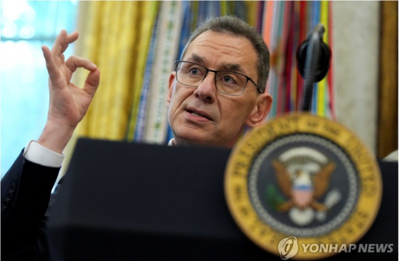 앨버트 불라 화이자 최고경영자가 30일(현지시간) 워싱턴DC 백악관에서 트럼프 행정부와의 미국 내 가격 인하 합의를 발표하고 있다. 사진=로이터통신, 연합뉴스