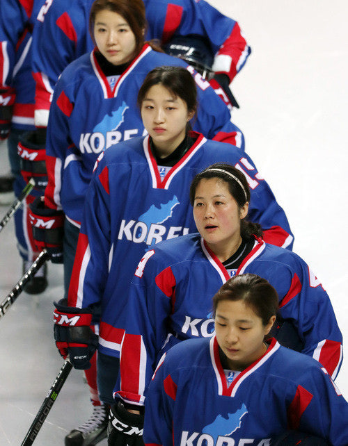 2018년 평창 올림픽에서 남북한 여자 아이스하키 선수들이 단가로 아리랑을 부르는 모습