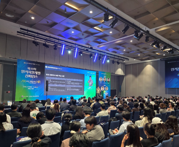 지난달 26일 서울 강서구 코엑스 마곡에서 열린 ‘제19회 인적자원개발 컨퍼런스’에서 김준수 잡코리아 최고인사책임자(CHRO)가 강연하고 있다. ⓒ잡코리아