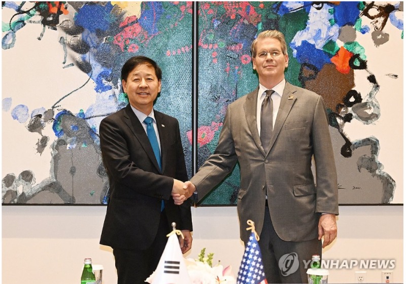 한-미 재무당국은 1일 환율을 기본적으로 시장에 맡긴다는 기본 원칙에 합의했다. 사진=지난달 24일(현지시간) 구윤철 경제부총리 겸 기획재정부 장관과 스콧 베선트 미국 재무장관, 연합뉴스