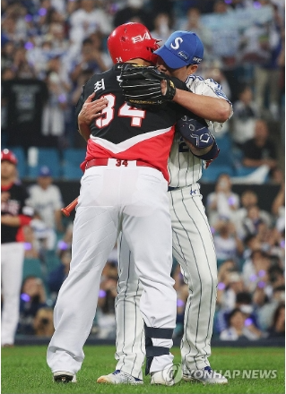 삼성의 마무리투수 오승환이 마운드에서 역투를 끝내고 타석에 있던 KIA 최형우와 인사하고 있다. / 사진=연합뉴스
