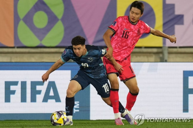 파라과이의 엔소 곤살레스와 볼 다투는 김현오 / 사진=연합뉴스