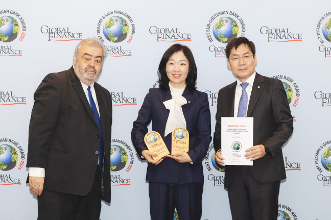 Transaction Banking Awards Ceremony 2025 시상식에서(오른쪽부터) 김형일 IBK기업은행 전무이사, 서경란 IBK기업은행 경제연구소장, 안드레아 피아노 글로벌파이낸스 편집장이 기념 촬영을 하고 있다. ⓒIBK기업은행