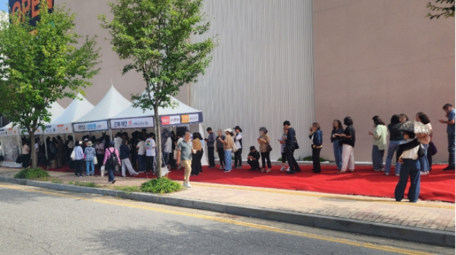 최근 충남 아산 탕정에 문을 연 '아산탕정 동일하이빌 파크레인' 견본주택에서 대기열을 기다리는 방문객들의 모습 ⓒ동일토건
