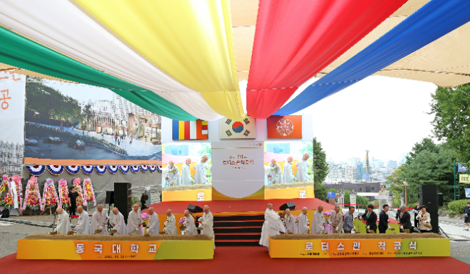 주요 참석자가 함께 시삽하고 있다. (왼쪽부터) 학교법인 동국대학교 이사 원명스님, 대한불교조계종 호계원장 정묵스님, 대한불교조계종 중앙종회의장 주경스님, 대한불교조계종 법계위원장 법산스님, 대한불교조계종 원로의원 보광스님, 대한불교조계종 원로의원 돈명스님, 대한불교조계종 제10교구 은해사 조실 법타스님, 조계종 원로회의 의장 자광스님, 대한불교조계종 총무원장 진우스님, 학교법인 동국대학교 이사장 돈관스님, 대한불교관음종 종정 홍파스님, 학교법인 동국대학교 이사 진화스님, 학교법인 동국대학교 이사 경우스님, 윤재웅 동국대 총장, 문선배 동국대 총동창회장, 김병민 서울시 정무부시장, 박성준 더불어민주당 국회의원, 정원주 대한불교조계종 중앙신도회장, 이혜훈 국민의힘 당협위원장. (사진제공=동국대)