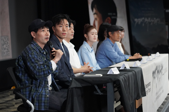 박진용 감독과 <경성유랑극단> 배우들 (사진 제공: 씨엠닉스)