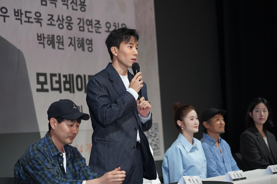 관객에게 인사하는 박도욱 배우 (사진 제공: 씨엠닉스)