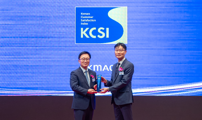 지난달 30일 서울 중구 신라호텔에서 진행된 '2025 한국산업의 고객만족도(KCSI)' 시상식에서 이용준 코웨이 고객품질본부장(오른쪽)과 한수희 한국능률협회컨설팅 대표이사(왼쪽)가 기념촬영을 하고 있다. ⓒ 코웨이