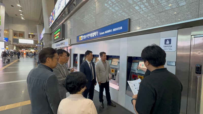 한국철도공사(코레일)가 1일 한국장애인단체총연맹와 대한노인회 관계자를 초청해 ‘광역철도 교통약자 이동편의 개선을 위한 간담회’를 개최하고, 용산역 편의시설 등을 이용자 관점에서 점검하고 있다./한국철도공사