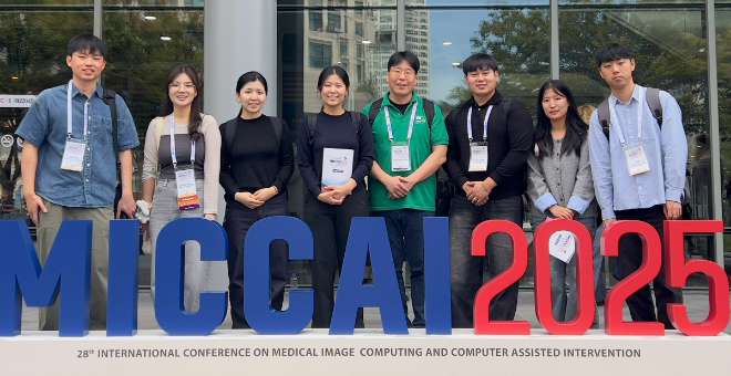 'PRIME-MICCAI 2025'서 연구 성과를 발표한 한동대 학부생 연구팀. (사진제공=한동대)