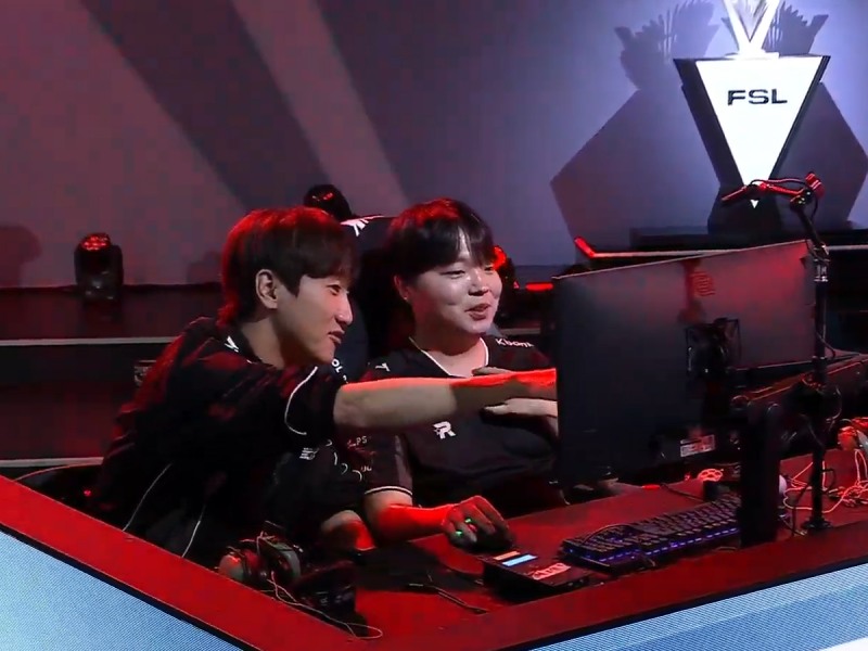 배재성에 승리하고 김관형 코치와 경기를 돌아보는 '류크' 윤창근(출처=대회 실황 캡처).