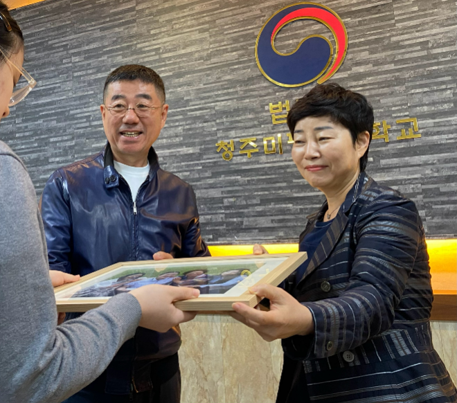 사진 왼쪽부터_양종훈 교수 (상명대 디지털미디어학과), 강문덕 교장(청주미평여자학교)