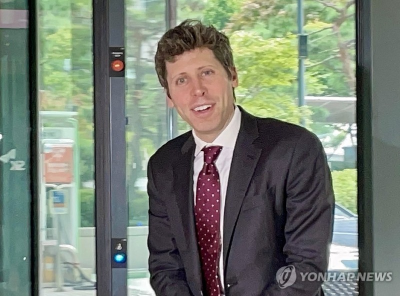 챗GPT 개발사 오픈AI의 샘 올트먼 최고경영자(CEO)가 최태원 SK그룹 회장과 오찬 회동을 위해 1일 서울 종로구 SK서린빌딩에 들어서고 있다. 사진=연합뉴스