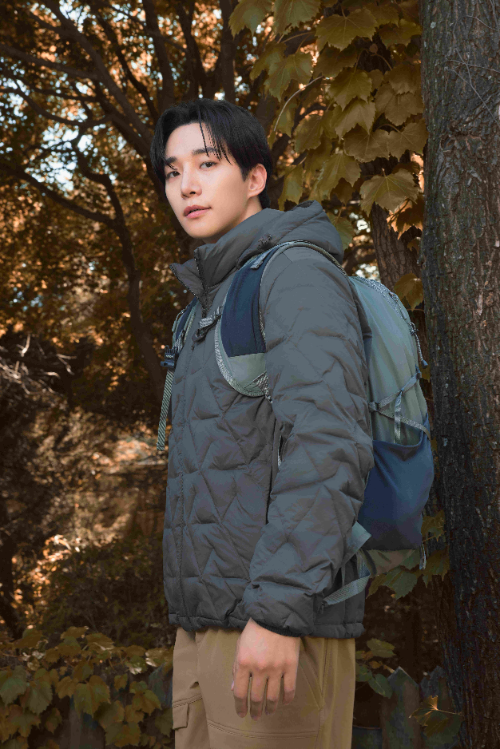 네파 '에어써밋 하이브리드 경량 다운 자켓' 착용 컷_모델 이준호