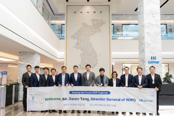 한국콜마 종합기술원을 방문한 다렌 탕(Daren Tang) WIPO 사무총장(왼쪽에서 여섯번째)을 비롯한 특허청 관계자들이 윤상현 콜마그룹 부회장(오른쪽에서 여섯번째) 및 콜마 관계자들과 기념사진을 촬영하고 있다.