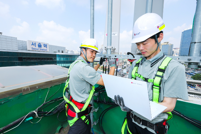 LG유플러스 임직원이 서울역 인근 네트워크 장비를 점검하고 있는 모습. ⓒ LG유플러스