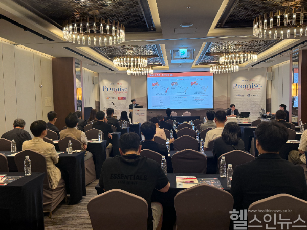 JW중외제약은 지난달 27일부터 이틀간 서울 앰배서더풀만호텔에서 전국 의원급 의료진을 대상으로 ‘PROMISE 심포지엄’을 개최했다고 밝혔다. 이번 심포지엄에서 JW중외제약은 고지혈증 치료제 ‘리바로젯’, 고용량 철분주사제 ‘페린젝트’, 위식도역류질환 치료제 ‘라베칸듀오’, 전립선비대증 치료제 ‘트루패스’ 등 주요 전문의약품의 최신 연구 데이터와 실제 진료 현장의 경험 등을 공유했다. (사진 제공=JW중외제약)