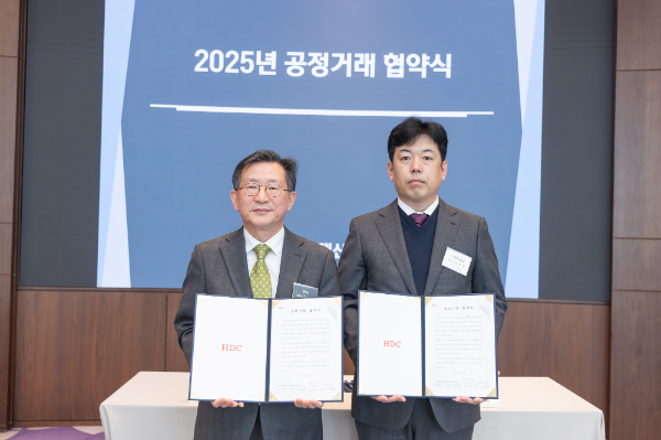 2025 베스트파트너스데이 행사에서 정경구 HDC현대산업개발 대표이사(왼쪽)가 기념 촬영을 하고 있다. ⓒHDC현대산업개발