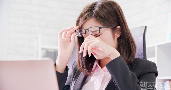 눈 밑 떨림은 대부분 일시적이지만, 장기간 지속되면 전문 진료가 필요하다 /사진=클립아트코리아