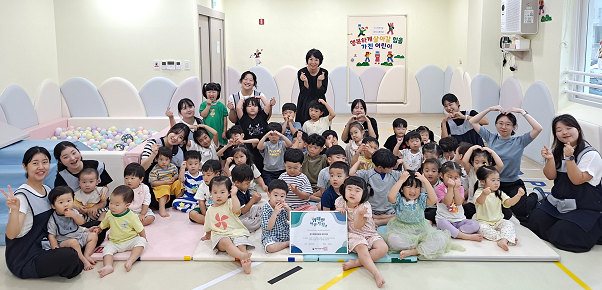 기부 참여로 대한사회복지회(회장 강대성) 인증서를 받은 경기북부경찰청 어린이집 교직원과 원아들의 단체 모습