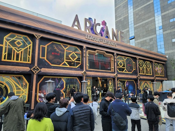 '아케인' 콘텐츠 공개에 앞서 성수동에 마련됐던 팝업스토어. 전시 기간 내내 수천 명의 방문자가 이어졌다(이미지 출처=라이엇 게임즈).