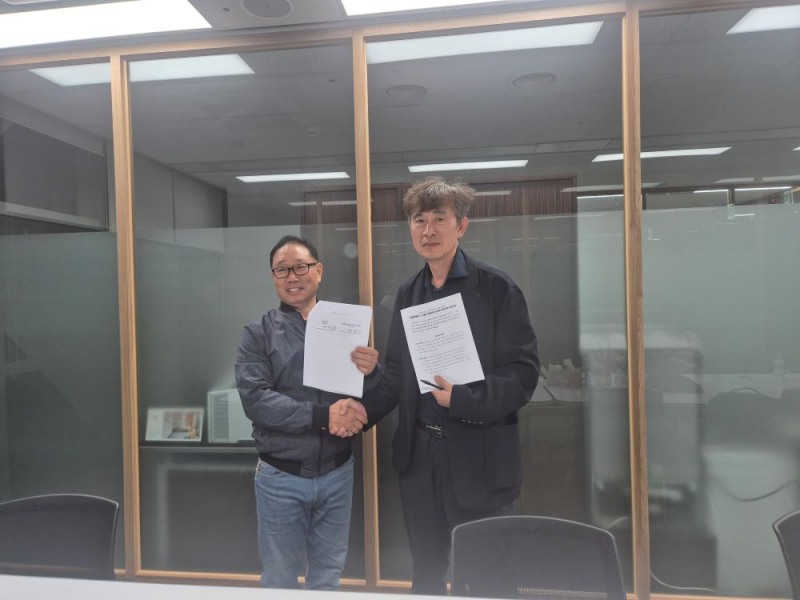 합의문 체결 사진(좌 김용승 서울시마을버스운송사업조합 이사장, 우 김태명 서울시 교통기획관)