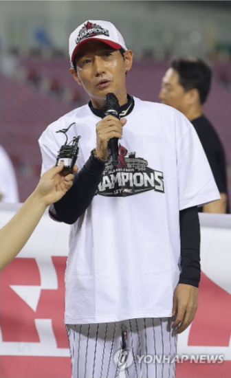 우승 소감 밝히는 염경엽 감독 / 사진=연합뉴스