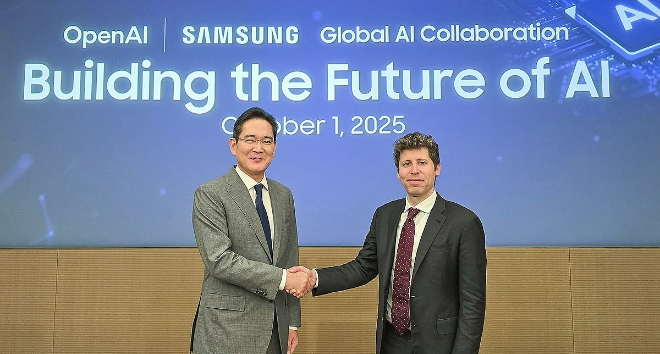이재용 삼성전자 회장(왼쪽)이 1일 서울 삼성전자 서초사옥에서 열린 '글로벌 AI 핵심 인프라 구축을 위한 상호 협력 LOI(의향서) 체결식'에서 샘 올트먼 오픈AI 대표와 악수하며 기념 촬영하고 있다.