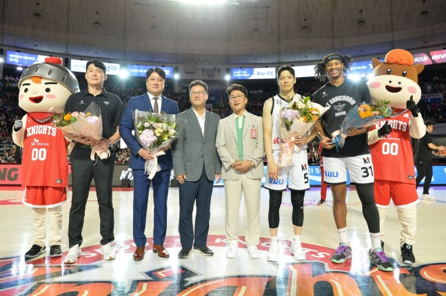 프로농구 SK 홈 개막전 기념 촬영. / 사진=KBL 제공. 연합뉴스