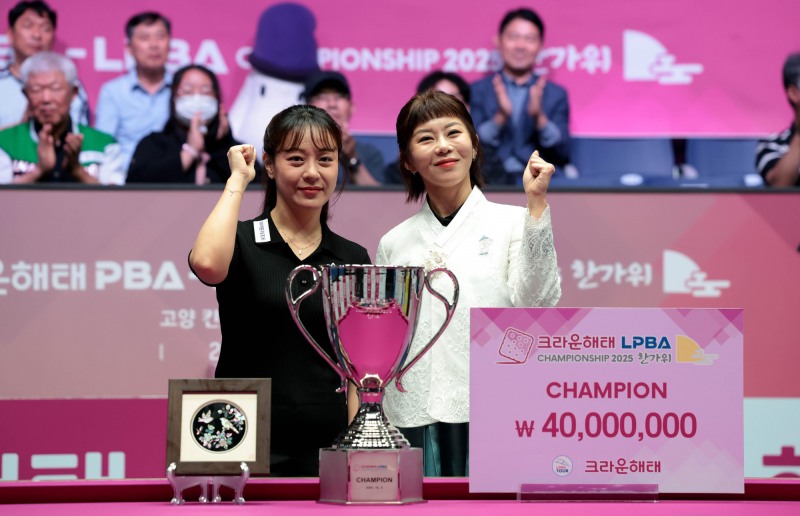 우승자 김가영(오른쪽)과 준우승자 임경진. 사진(연합뉴스)